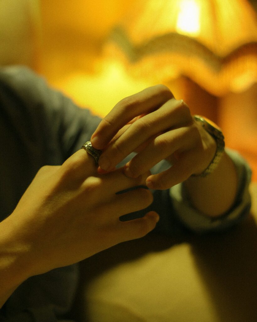 なぜ今、40代・50代の「おじさん世代」にメンズネイルが急増しているのか